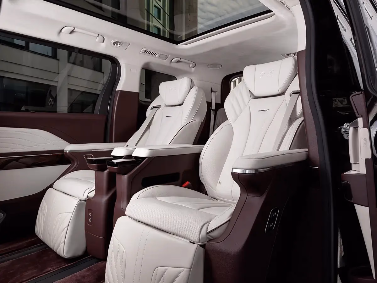 Кресла второго ряда HONGQI HQ9 со светлой отделкой