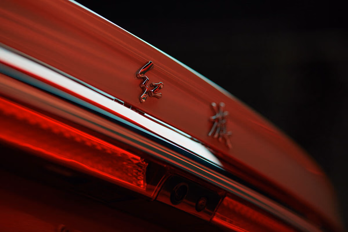 Красный лаковый декор салона HONGQI HQ9