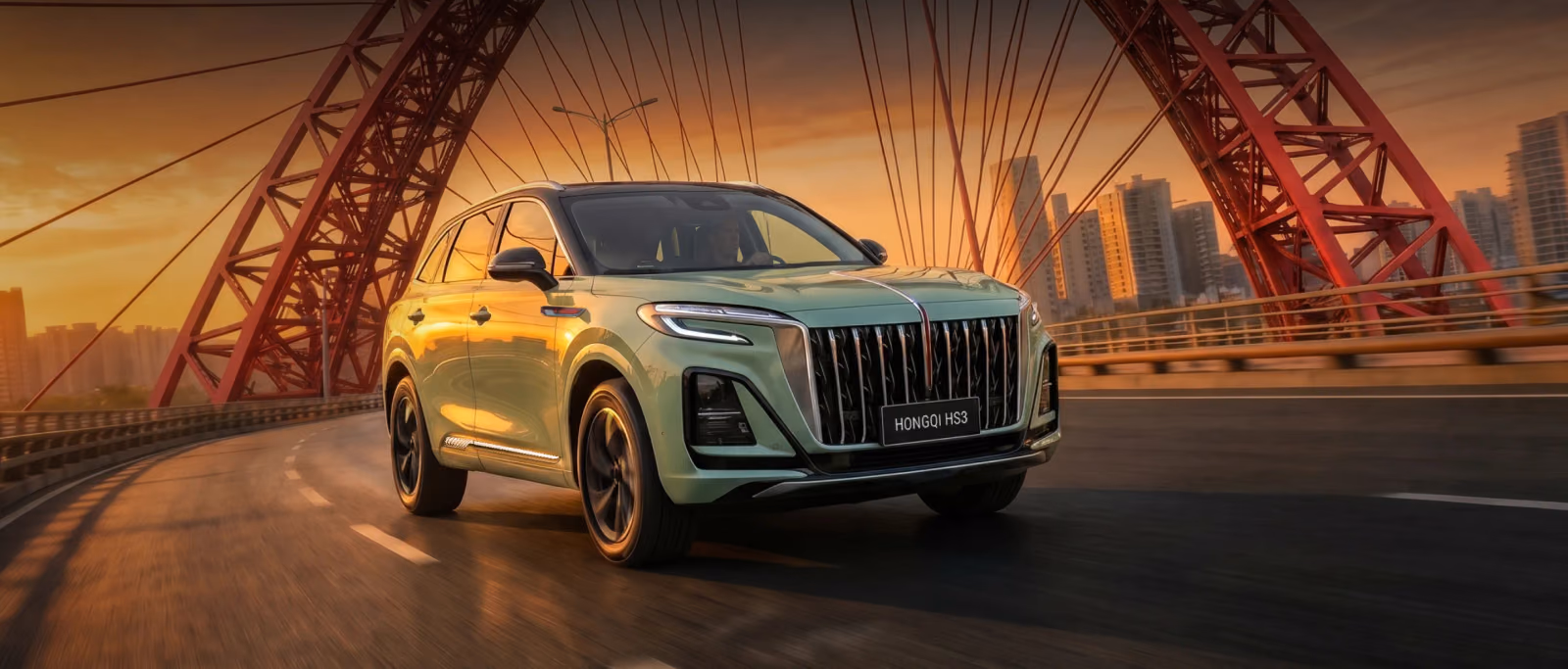 Hongqi HS3 на мосту на закате