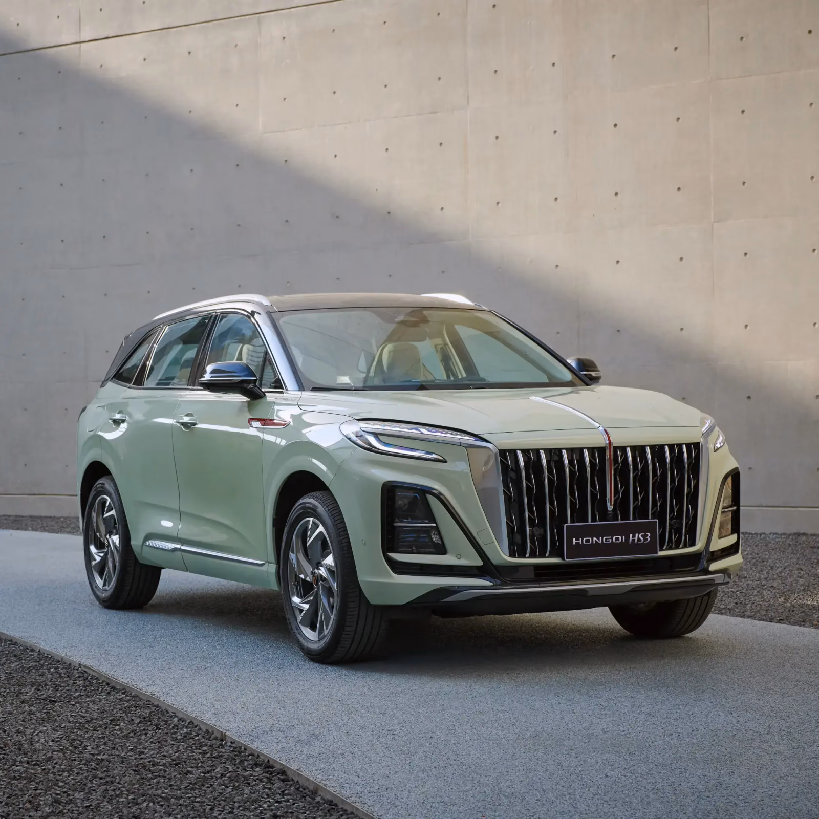 Hongqi HS3 спереди в три четверти