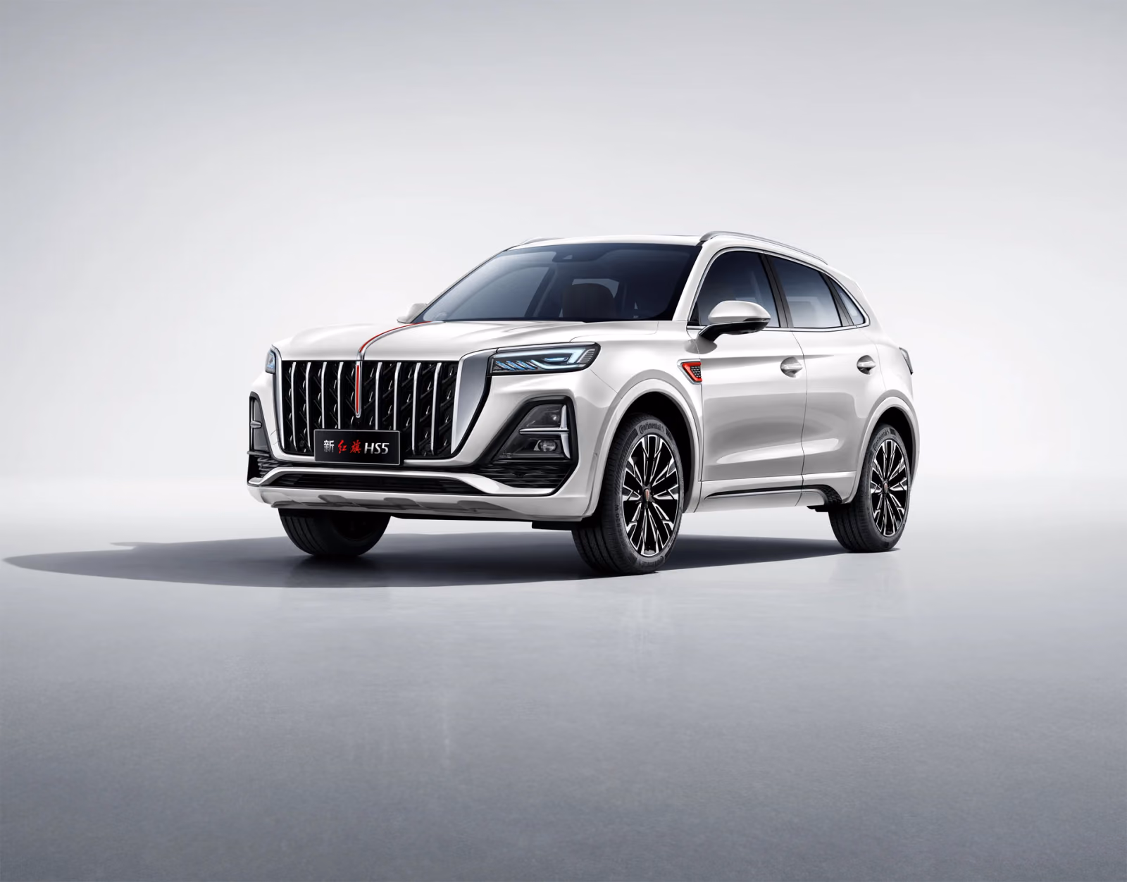 Белый HONGQI HS5 в студии, вид спереди в три четверти