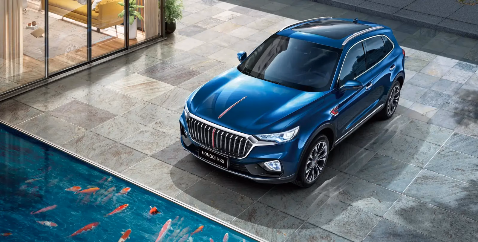 Синий HONGQI HS5 у бассейна, вид спереди