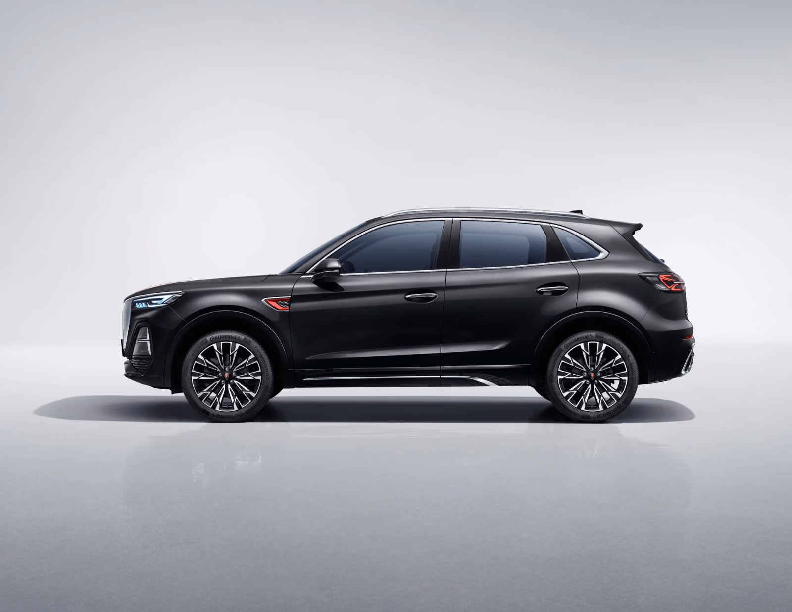 Чёрный Hongqi HS5 в профиль, студия