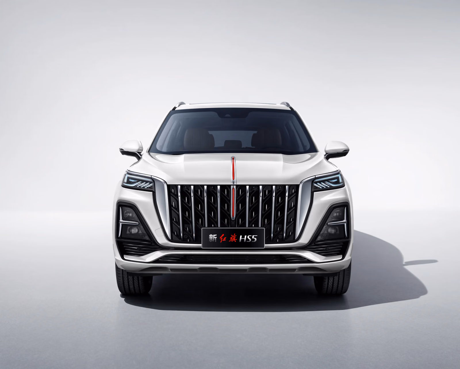Белый HONGQI HS5, фронтальный вид