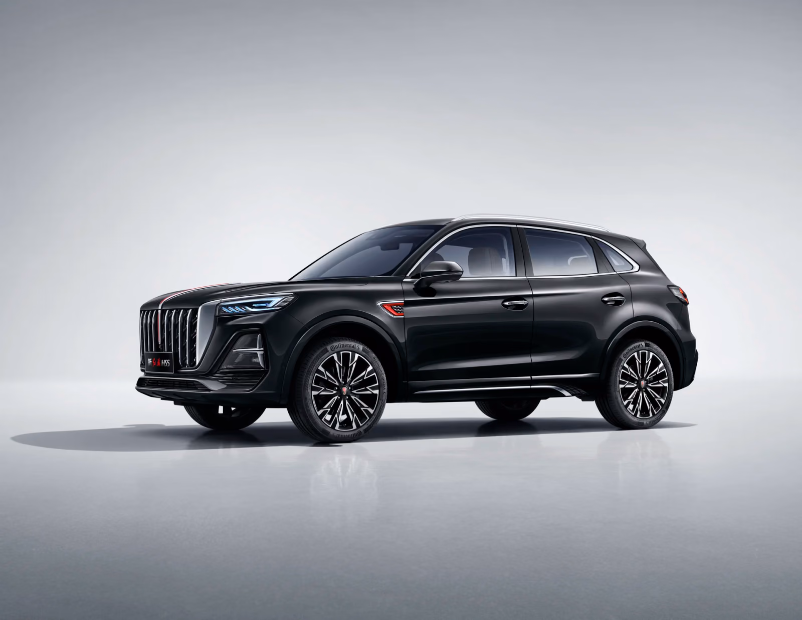 Чёрный Hongqi HS5 спереди в три четверти, студия