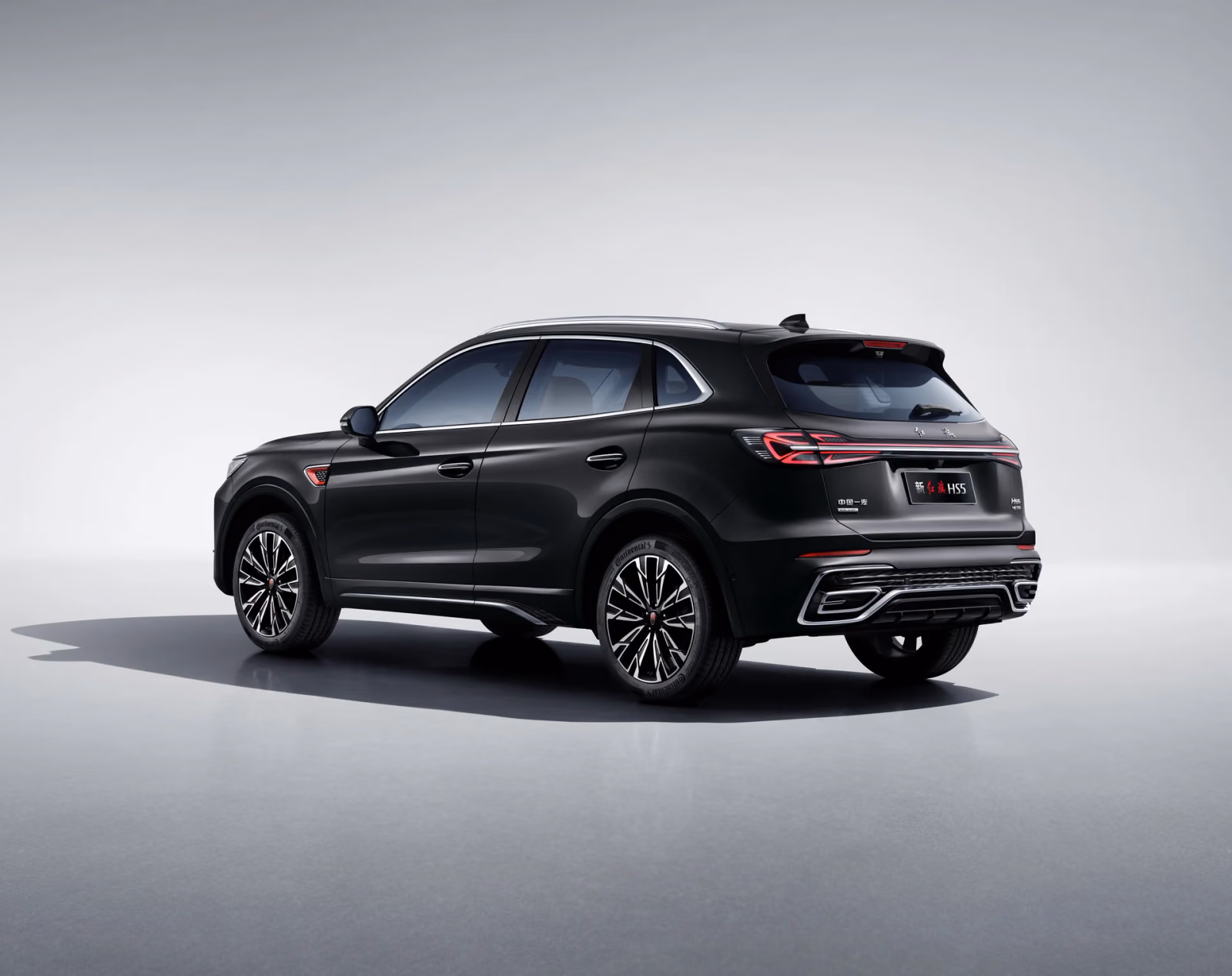 Чёрный Hongqi HS5 сзади в три четверти, студия