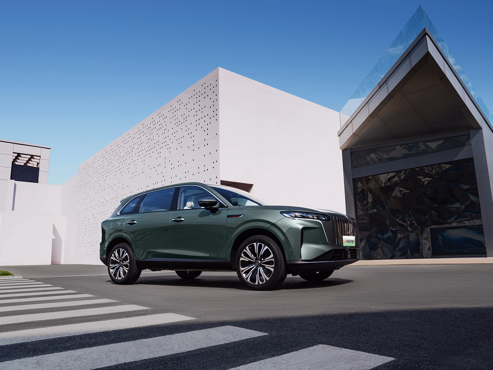Hongqi HS6 PHEV — движение в городской архитектуре