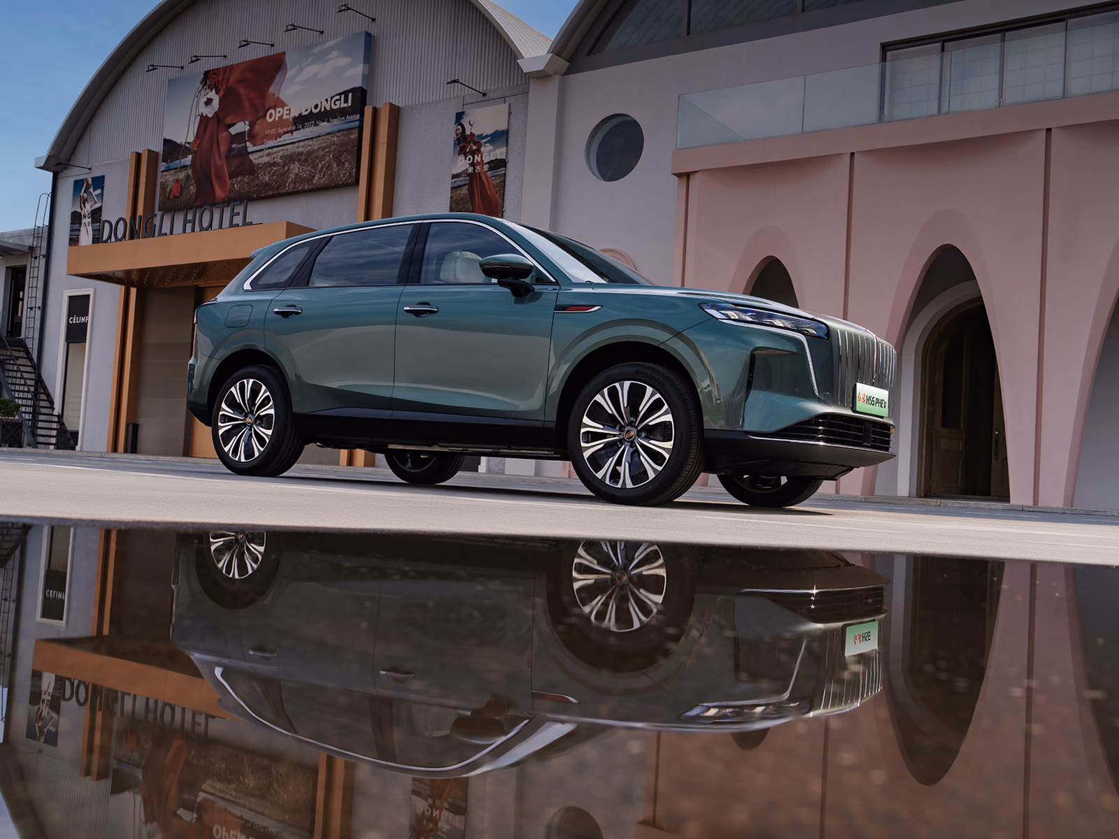 Hongqi HS6 PHEV — вид спереди у здания