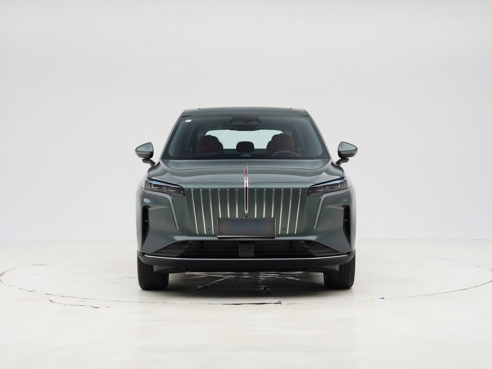 Hongqi HS6 PHEV — студийный вид строго спереди