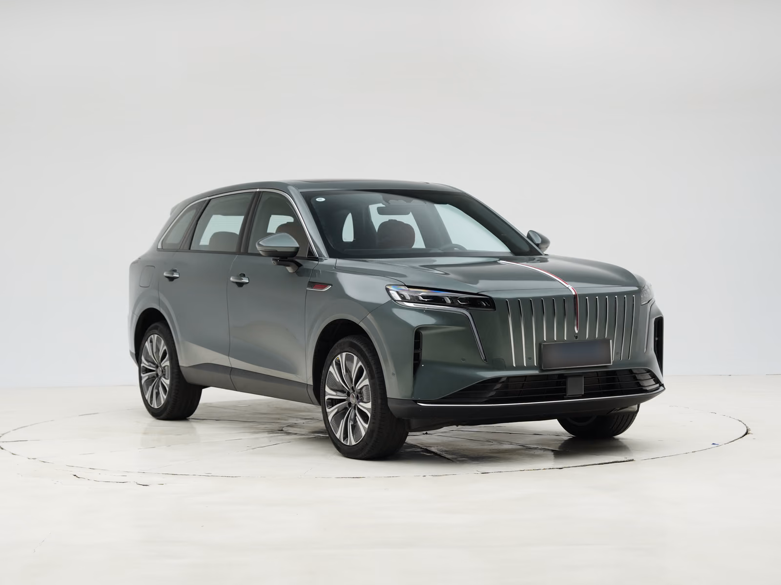 Hongqi HS6 PHEV — студийный вид спереди в три четверти