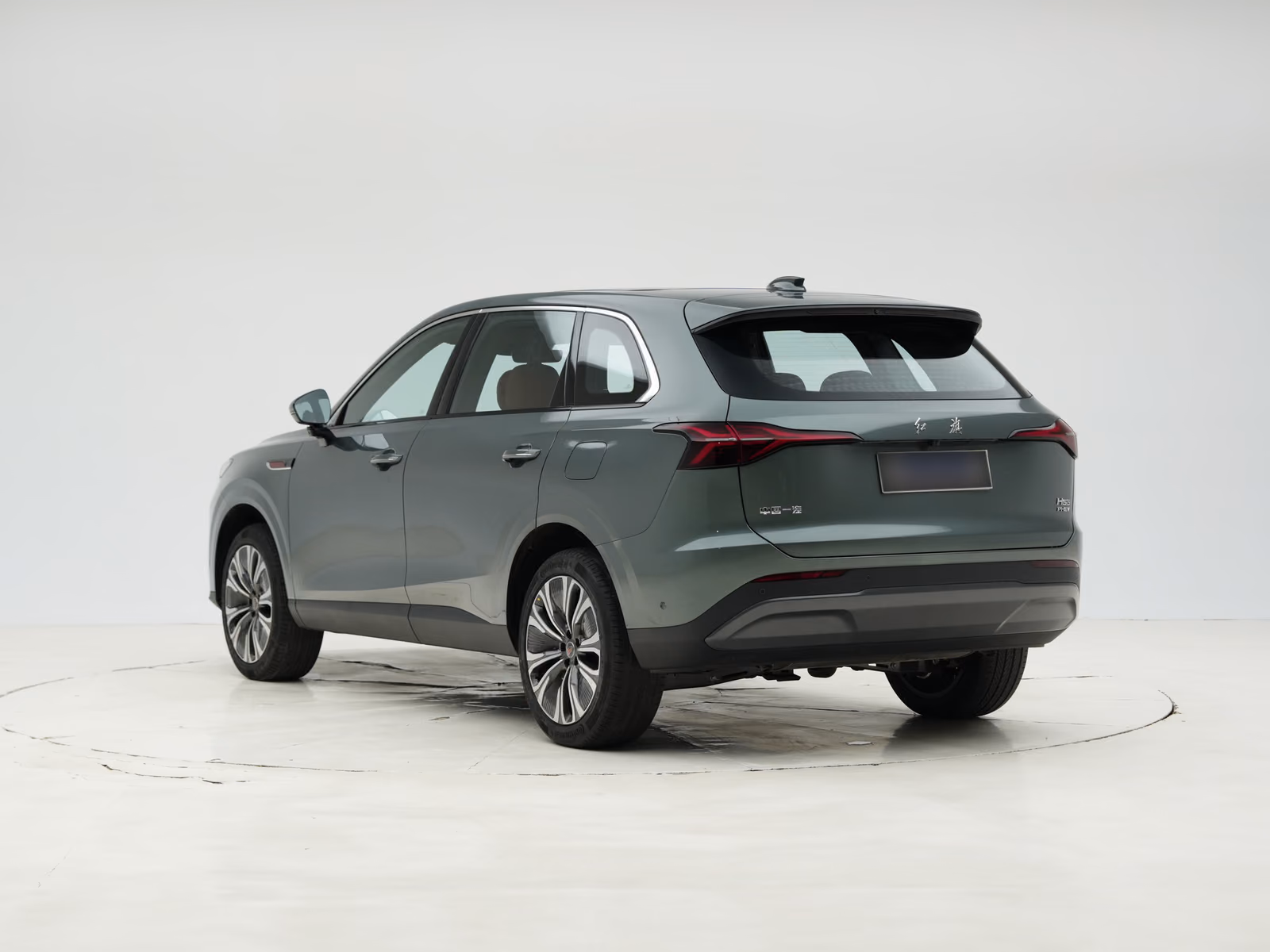 Hongqi HS6 PHEV — вид сзади в три четверти