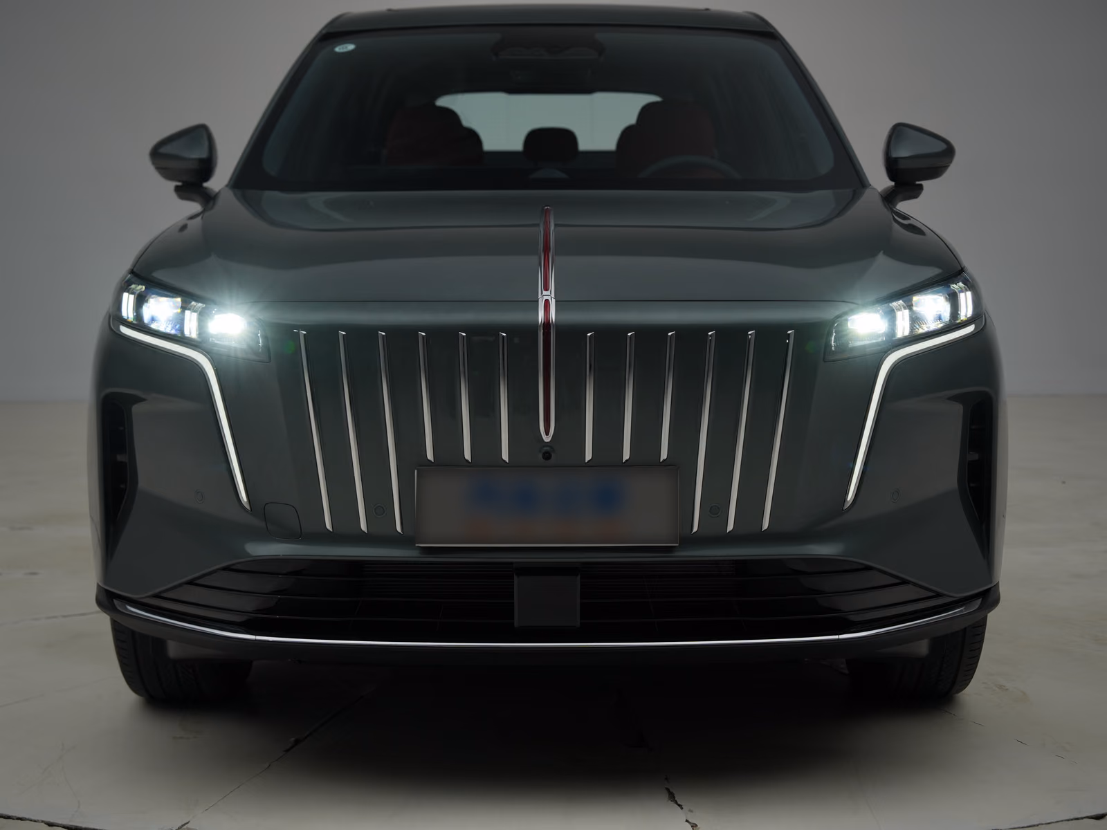Hongqi HS6 PHEV — передняя оптика в тёмной студии