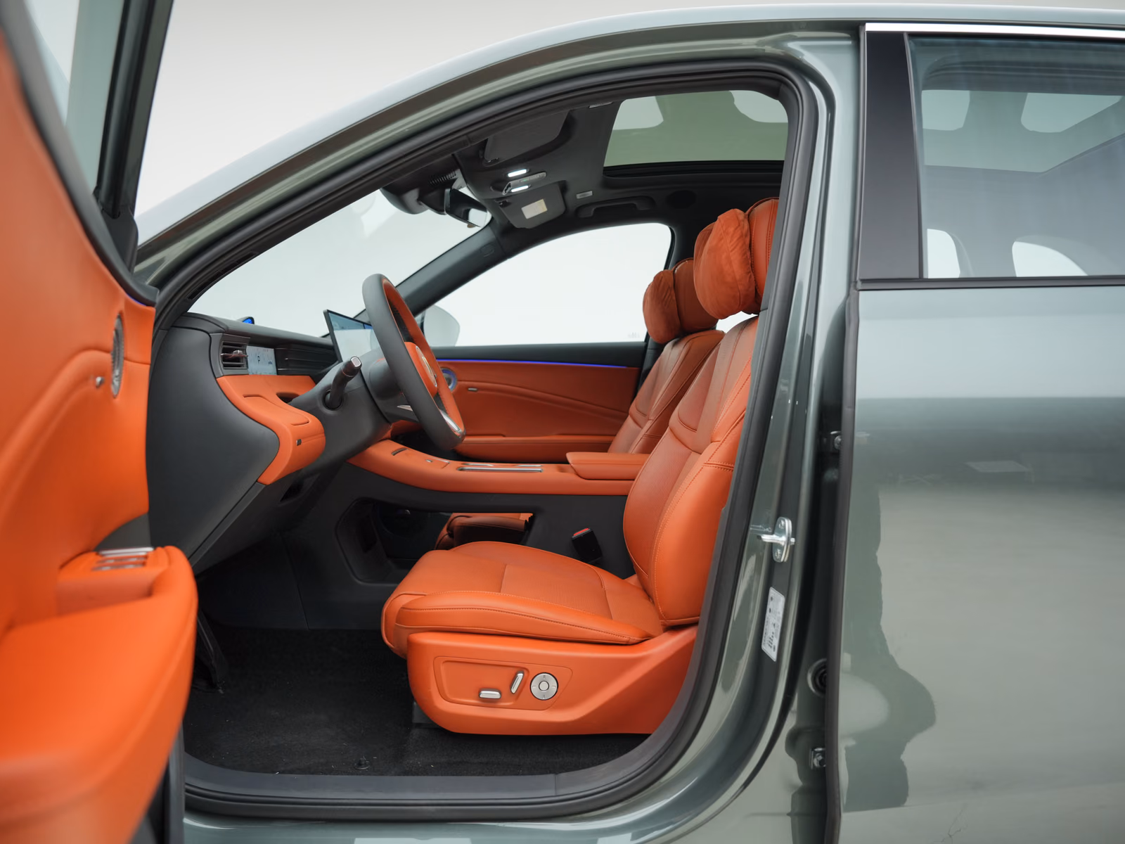Hongqi HS6 PHEV — доступ к водительскому месту