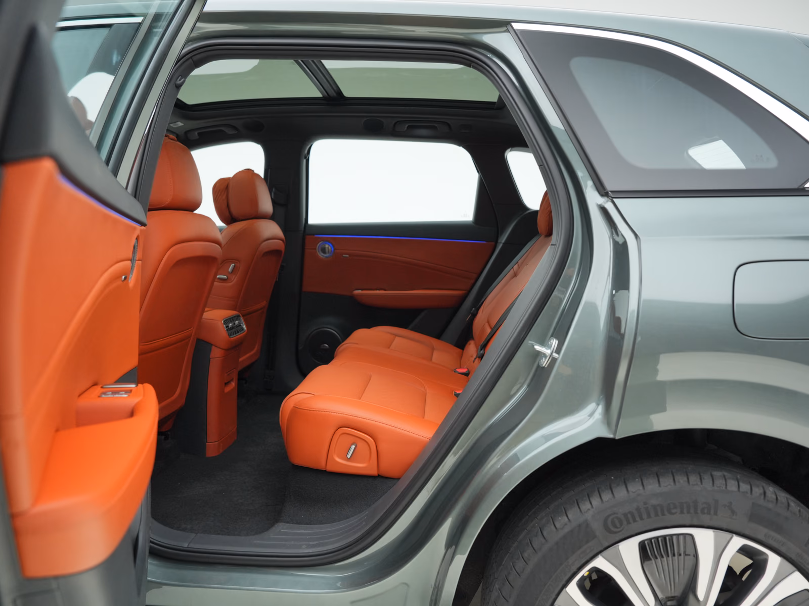 Hongqi HS6 PHEV — доступ к заднему ряду