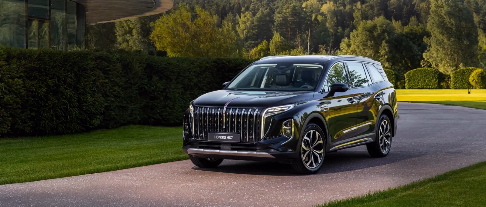 Hongqi HS7 в три четверти у парка