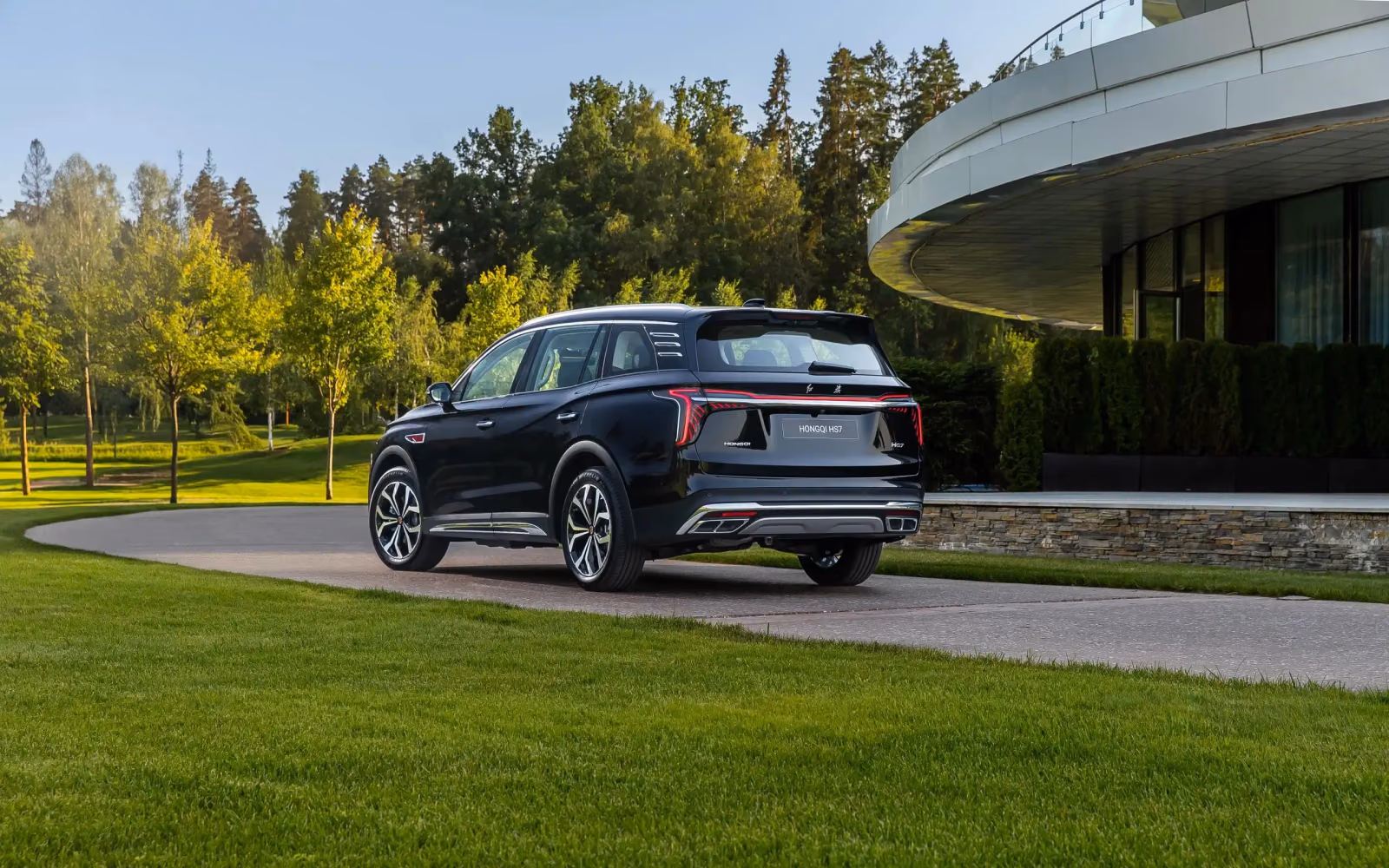 Hongqi HS7 сзади в три четверти