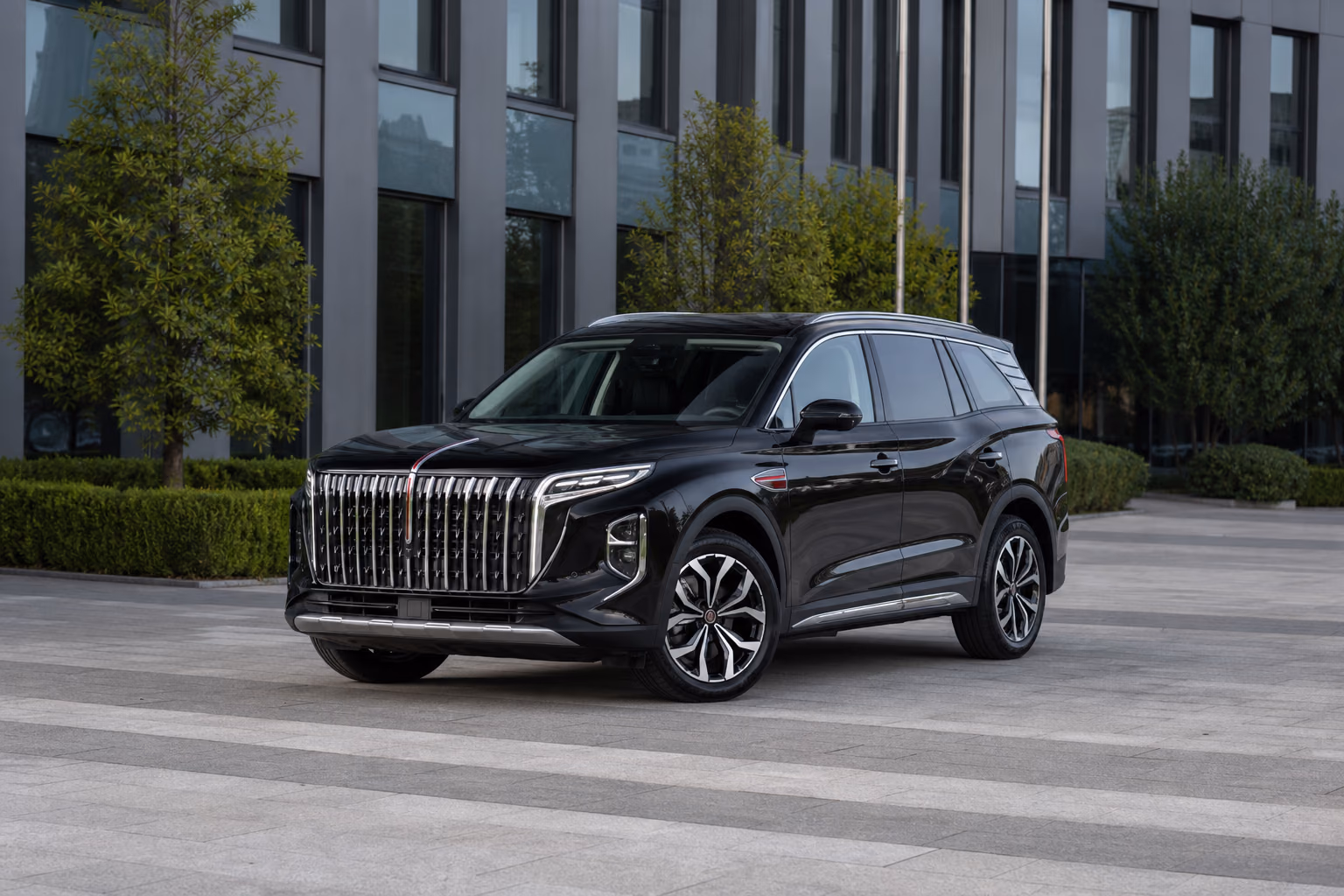 Чёрный Hongqi HS7 у современного бизнес-центра