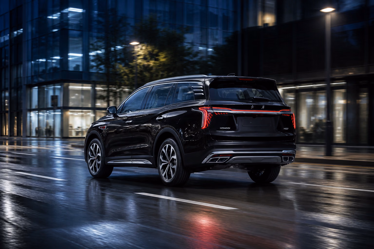 Чёрный Hongqi HS7 на мокрой городской улице ночью