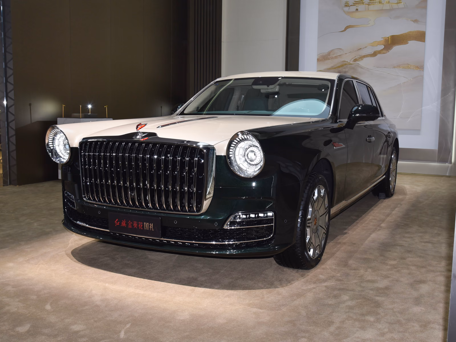 Hongqi L5 Guoli — вид спереди в три четверти