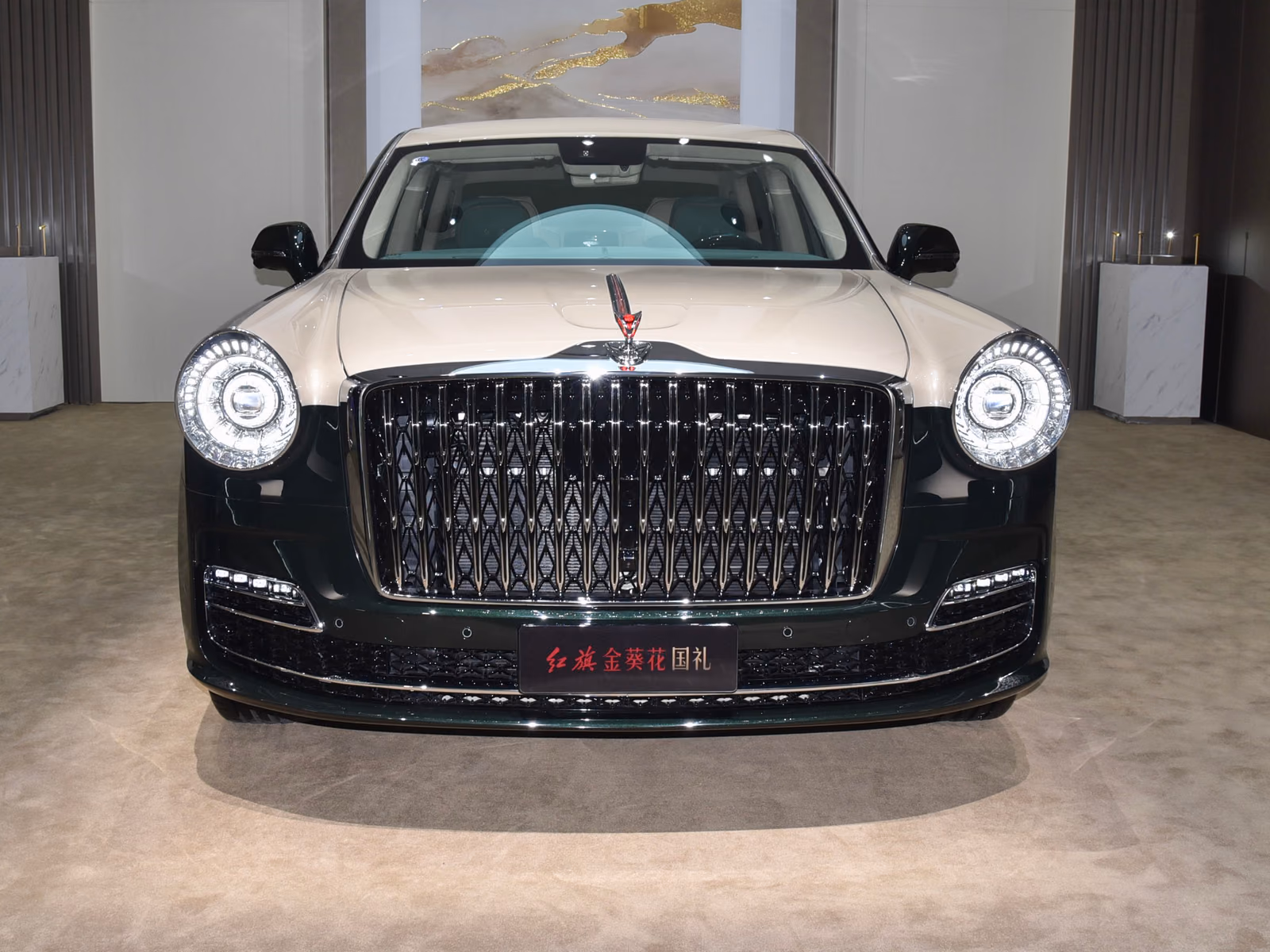 Hongqi L5 Guoli — вид строго спереди