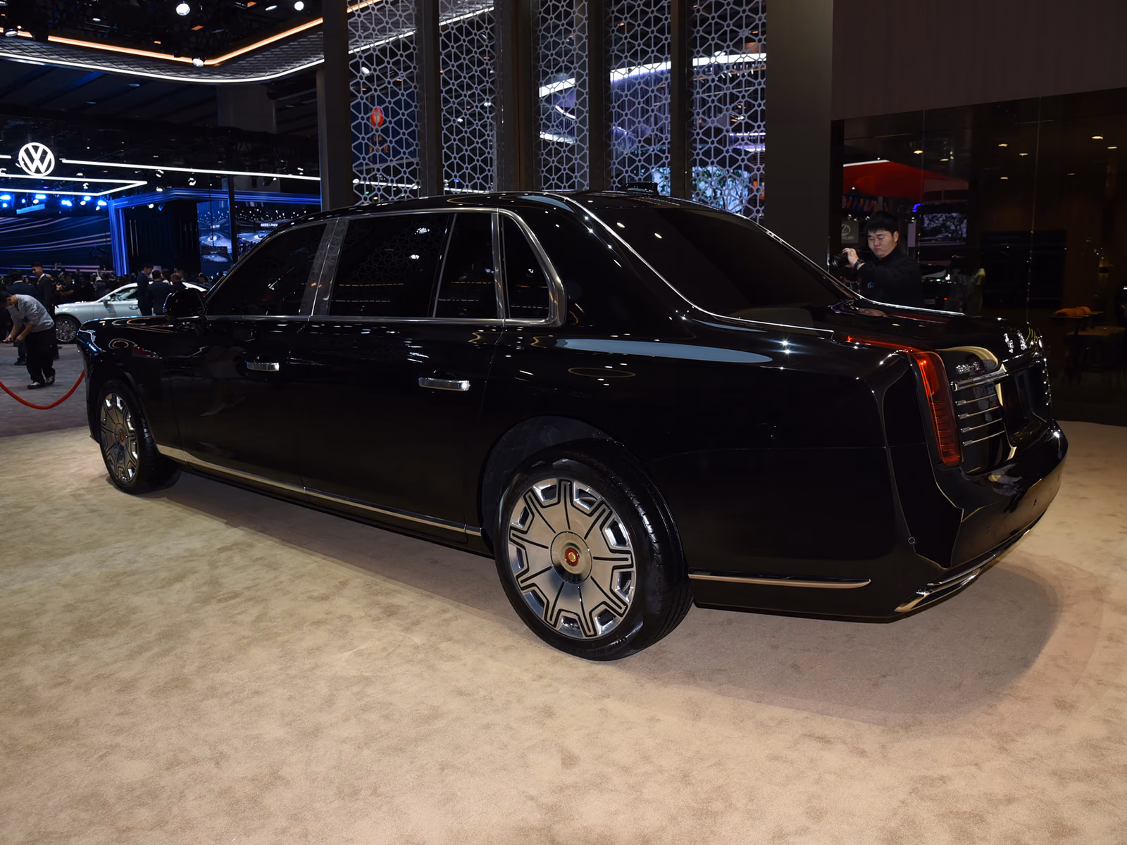 Hongqi L5 Guoli — вид сзади в три четверти