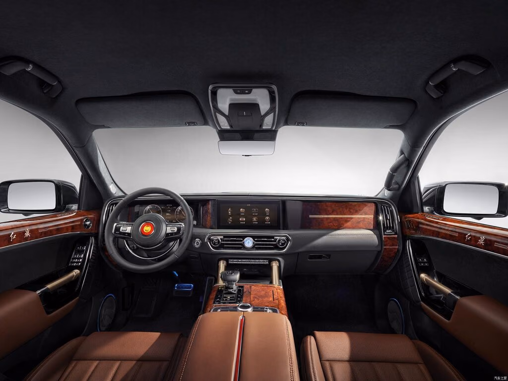 Hongqi LS7 2022 — передняя панель и водительское место
