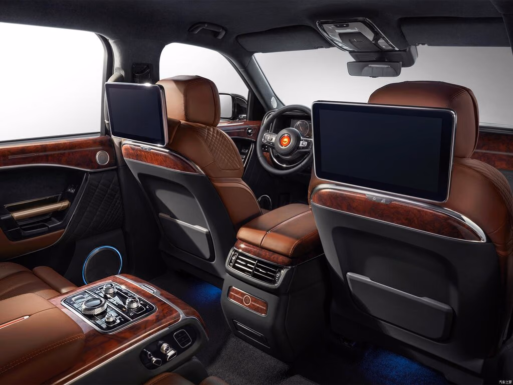 Hongqi LS7 2022 — четырёхместный салон со стороны второго ряда