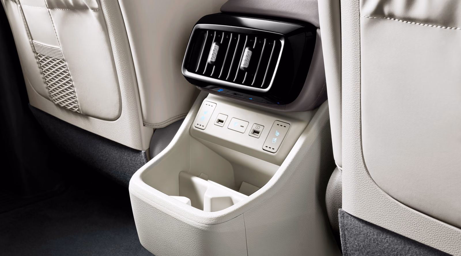 Боковая ниша и разъёмы в салоне Hyundai Custin
