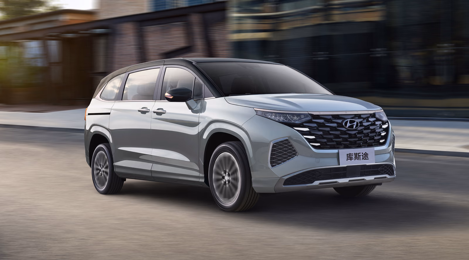 Рестайлинговый Hyundai Custin Custo на дороге