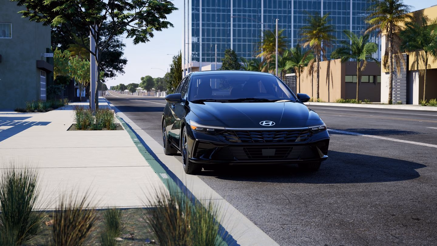 Hyundai Elantra спереди в три четверти