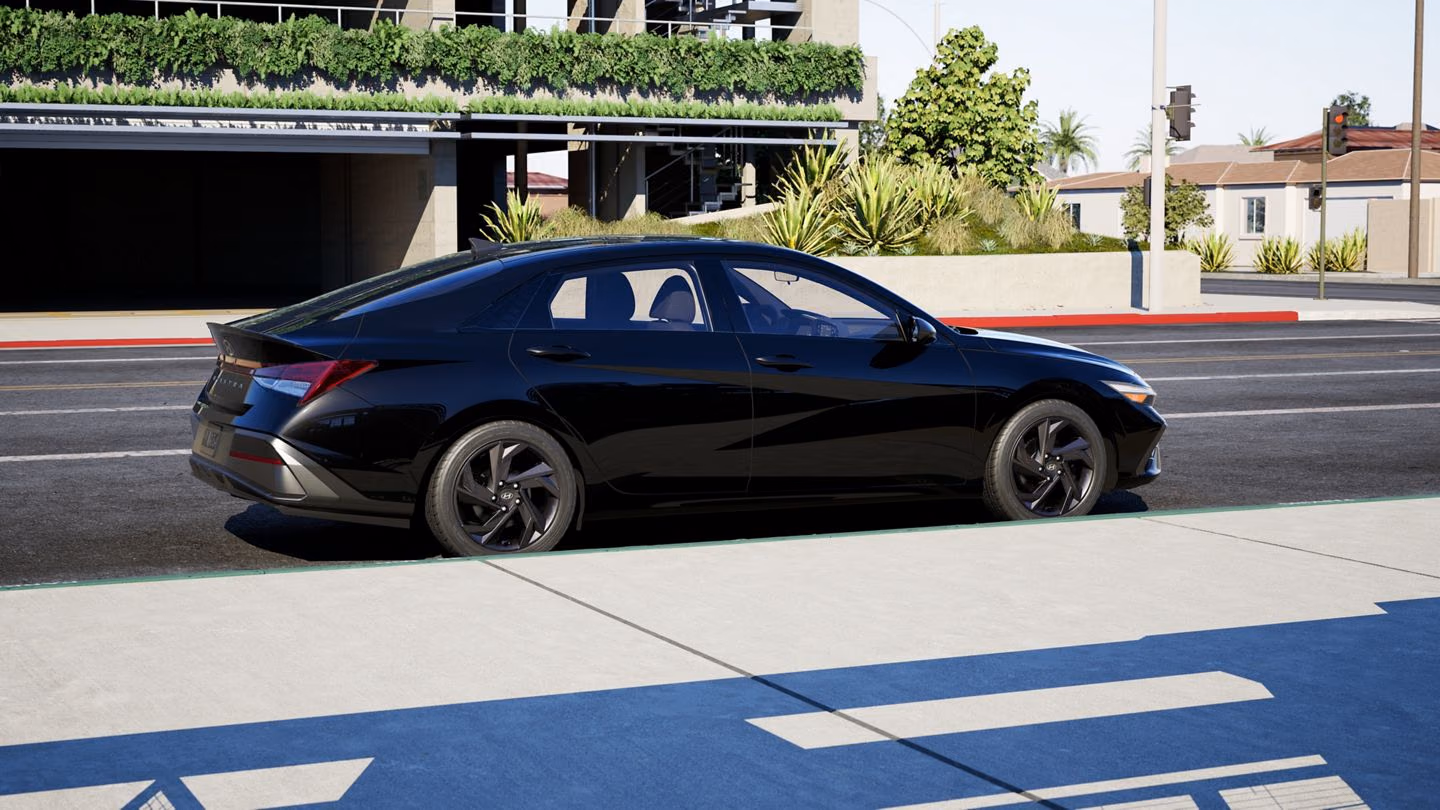 Hyundai Elantra на городской улице