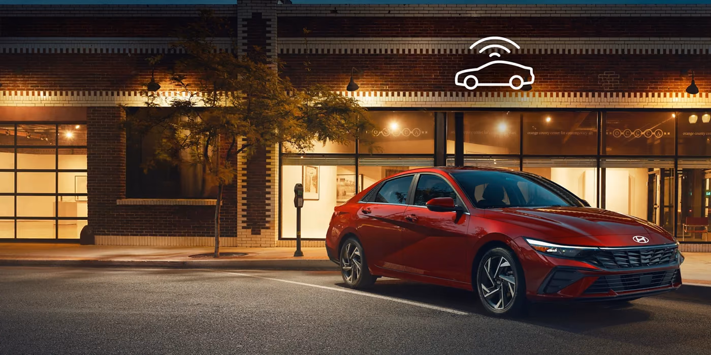 Hyundai Elantra вечером у здания
