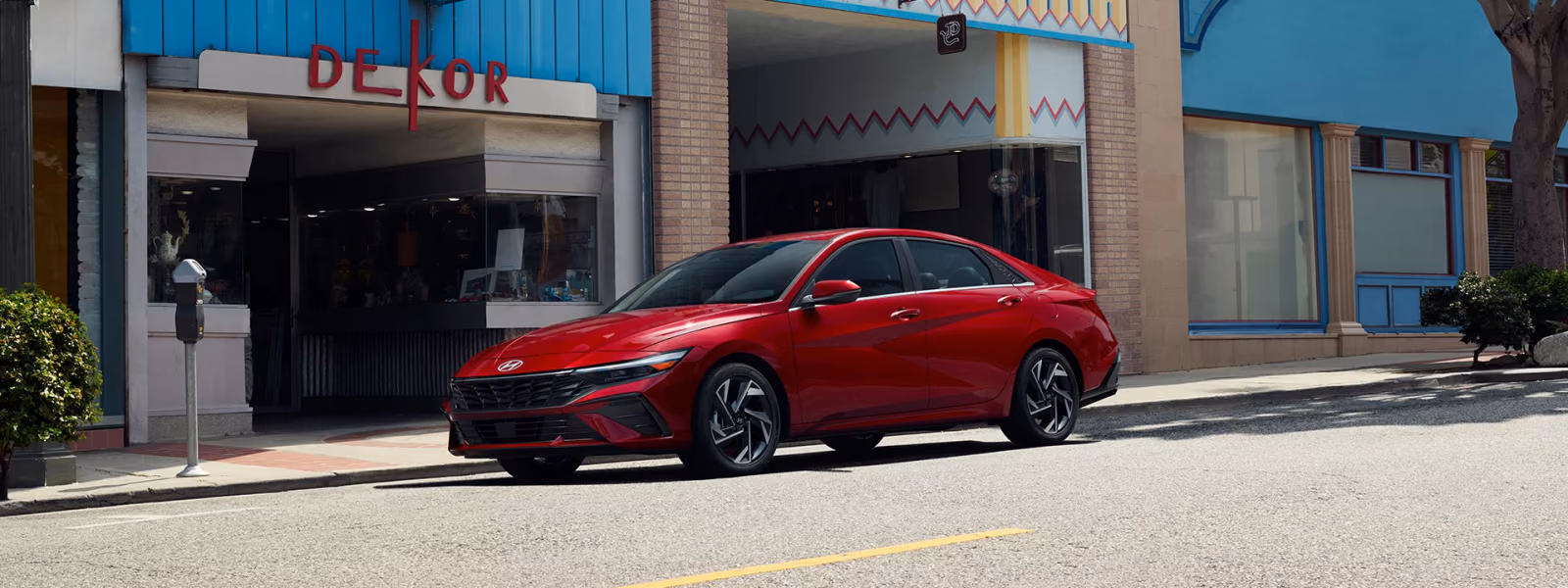 Hyundai Elantra у городского здания
