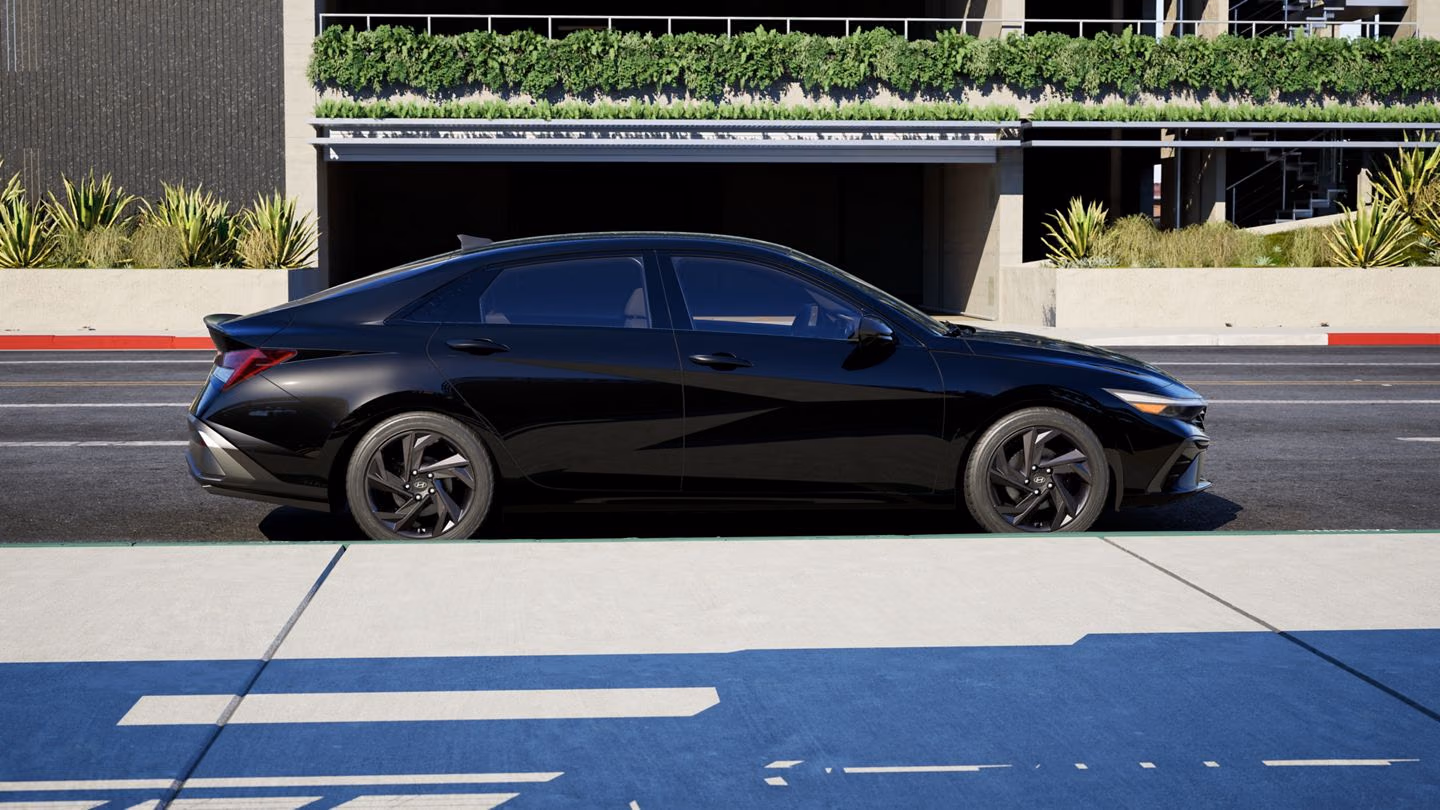 Hyundai Elantra в профиль