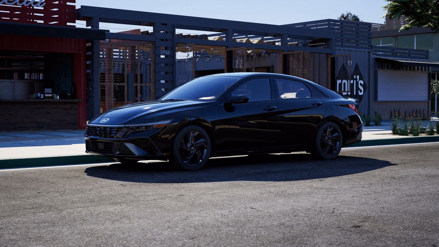Hyundai Elantra сбоку у здания