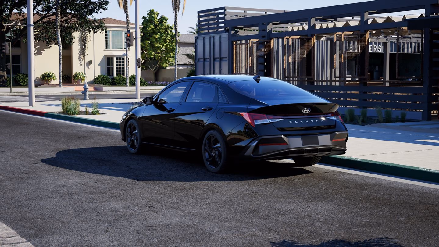 Hyundai Elantra сзади сбоку