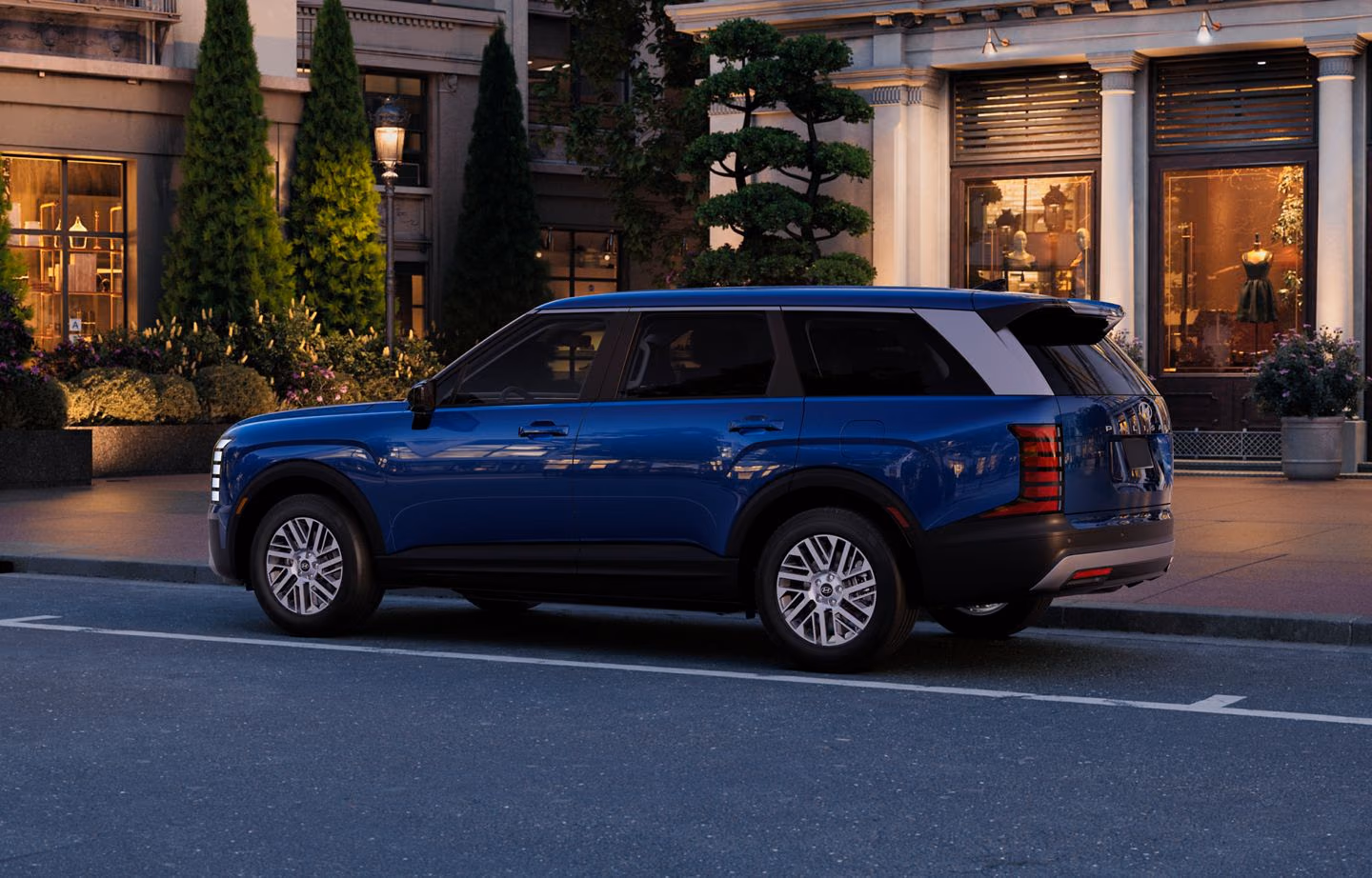 Hyundai Palisade сбоку в вечернем городе