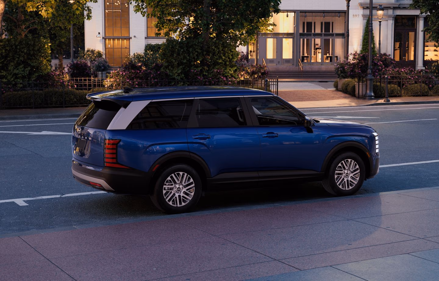 Hyundai Palisade сзади сбоку