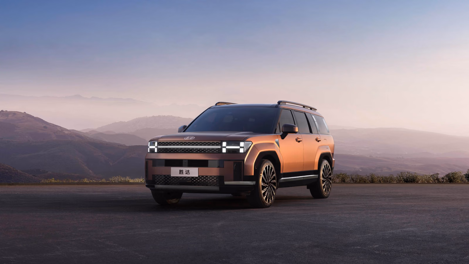 Hyundai Santa Fe (Santa Fe) пятого поколения — вид спереди в три четверти на фоне гор