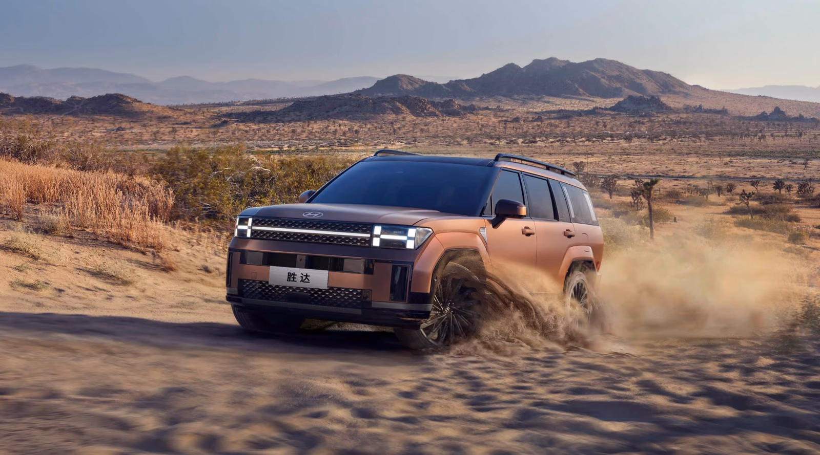 Hyundai Santa Fe в движении по песку, вид спереди в три четверти