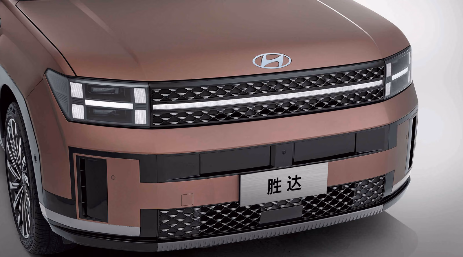 Решётка радиатора и H-образные фары Hyundai Santa Fe