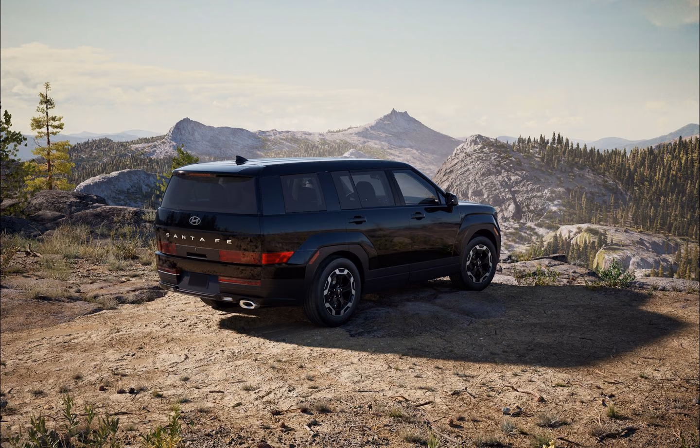Hyundai Santa Fe на фоне гор, корма