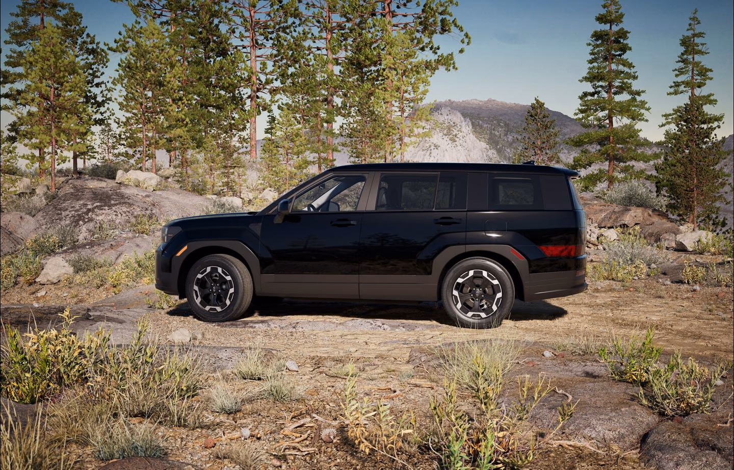 Hyundai Santa Fe в сосновом лесу, профиль