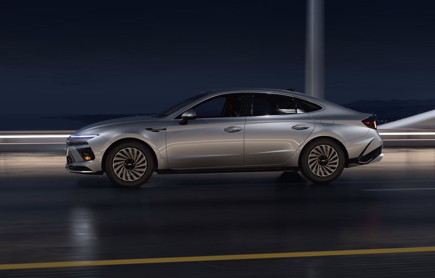 Hyundai Sonata в профиль вечером