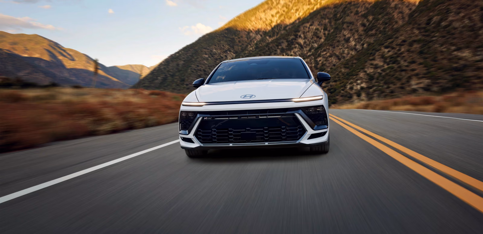 Hyundai Sonata в движении по трассе