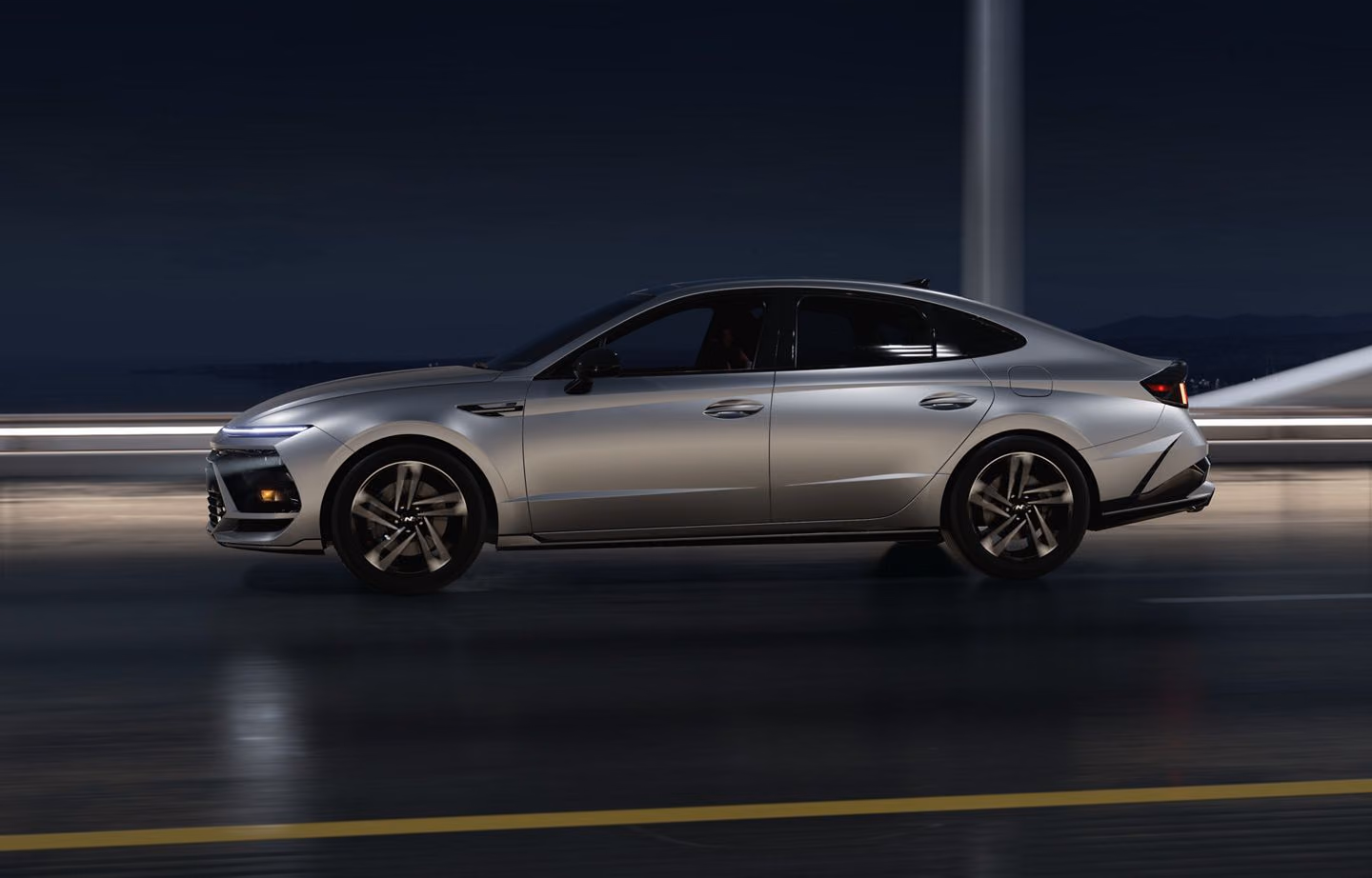 Hyundai Sonata сбоку в вечернем городе