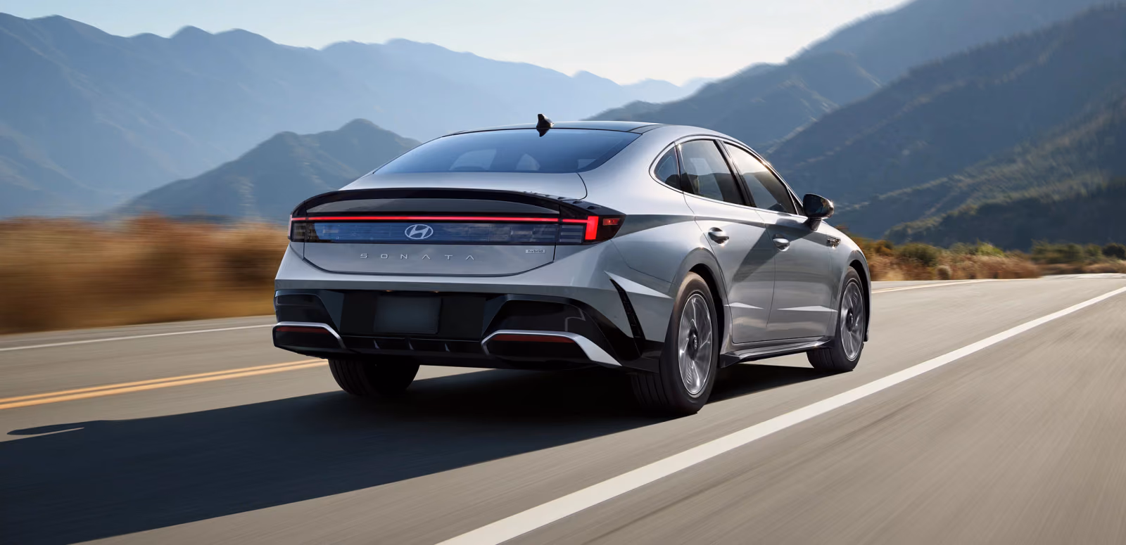 Hyundai Sonata сзади в три четверти