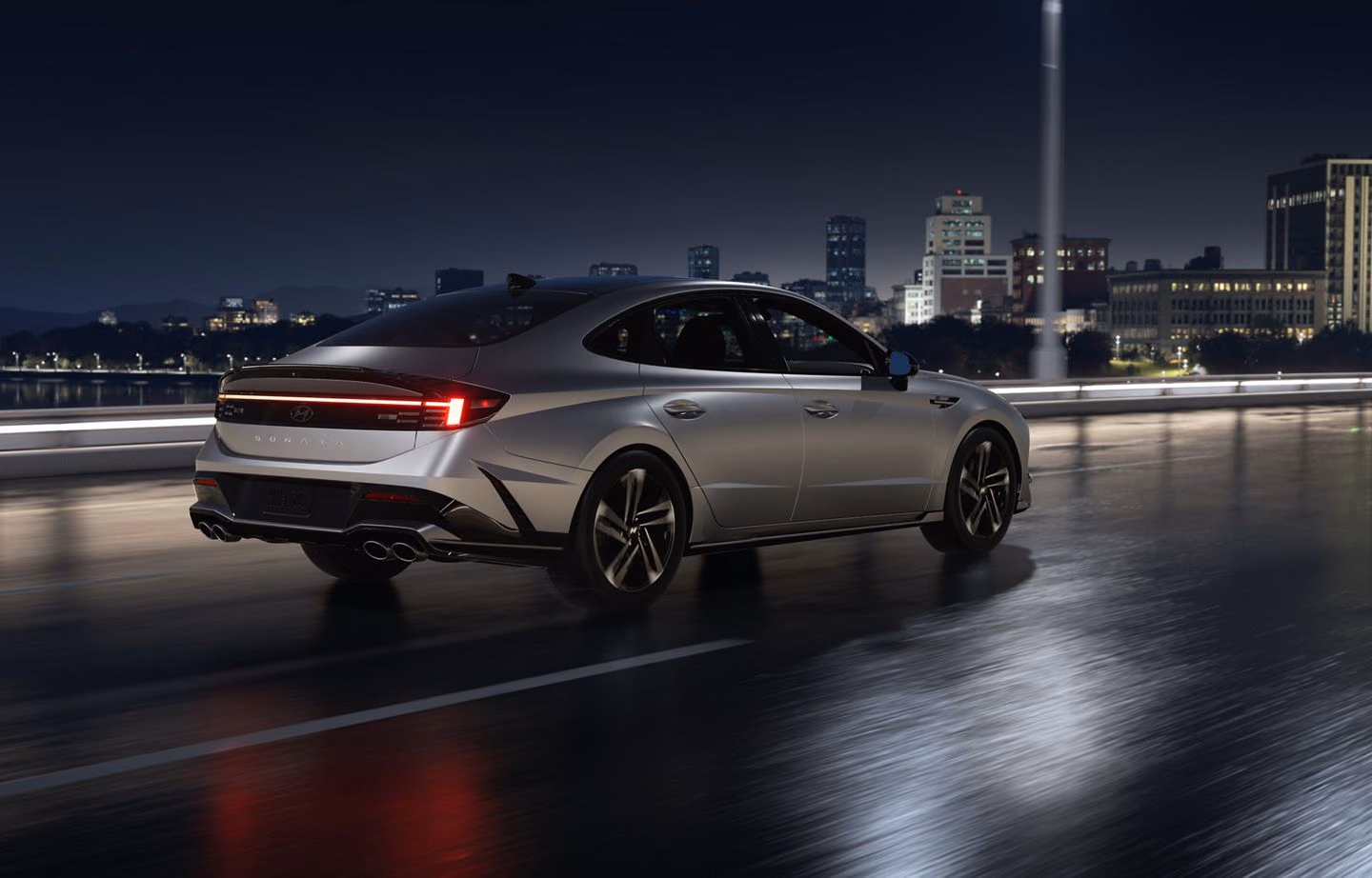 Hyundai Sonata на ночной набережной
