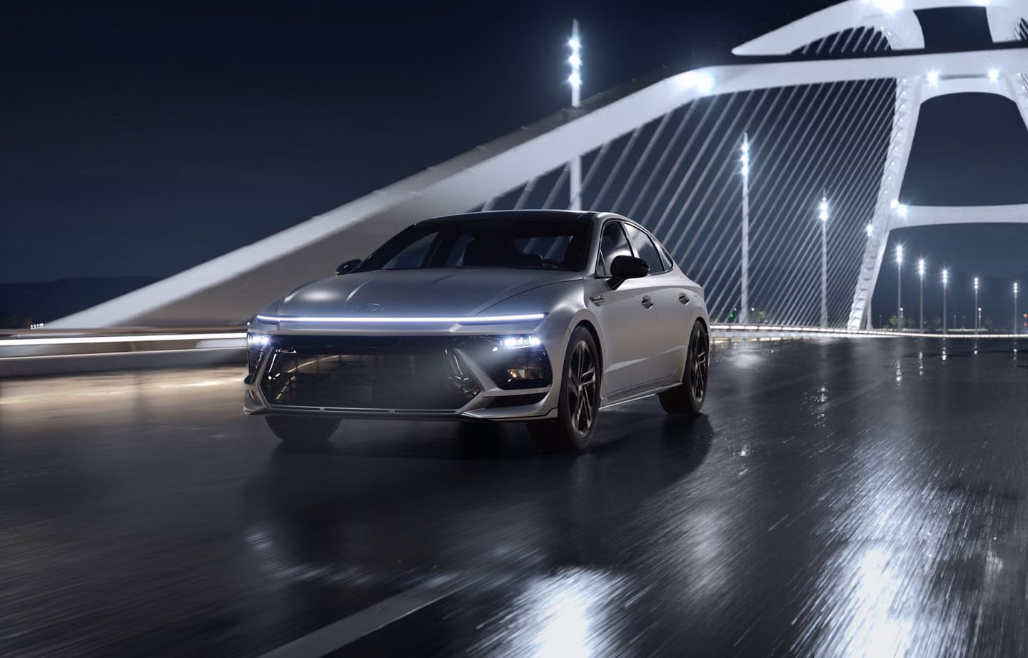 Hyundai Sonata на мосту вечером