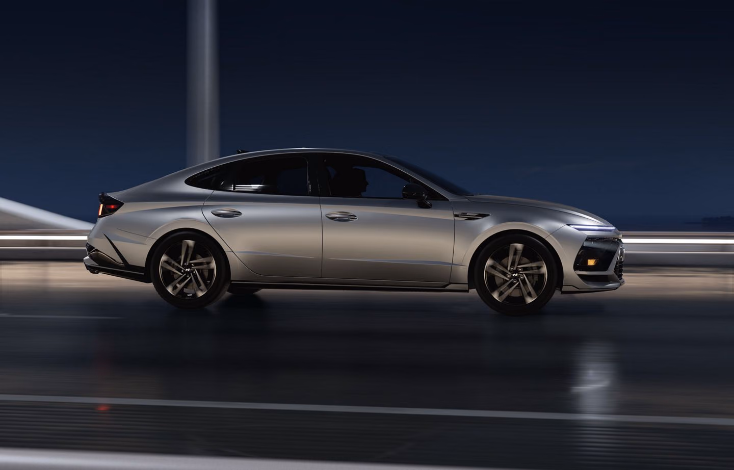 Hyundai Sonata в профиль ночью